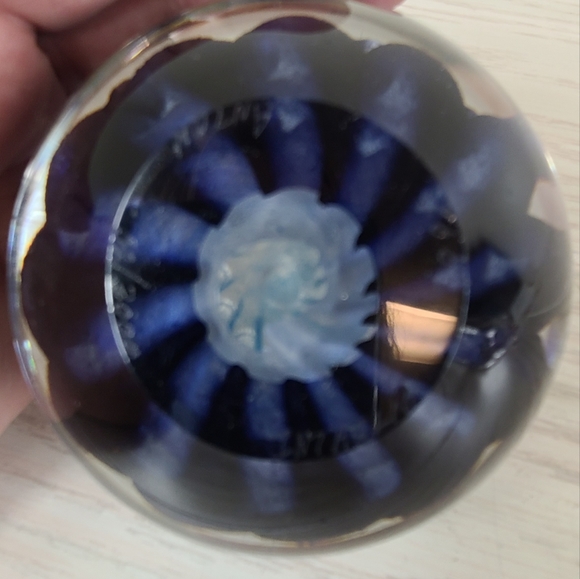 Anton Intaglio Hand Blown Glass Paperweight Signed and Numbered 1992 32/3000 - Picture 3 of 12